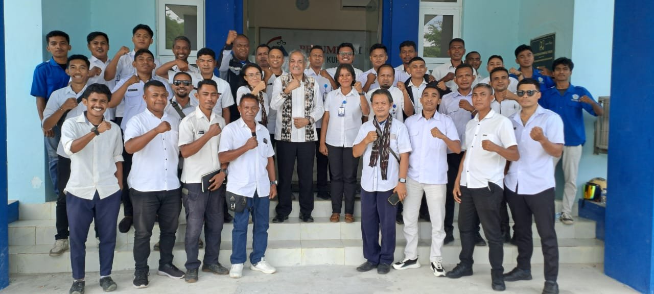 Foto bersama Staf Teknik PDAM Kota Kupang bersama nara sumber Ir. Piter Djami Rebo, M.Si (tengah) seusai acara Diklat Teknik di WTP Kali Dendeng Kota Kupang, 10 Desember 2025.