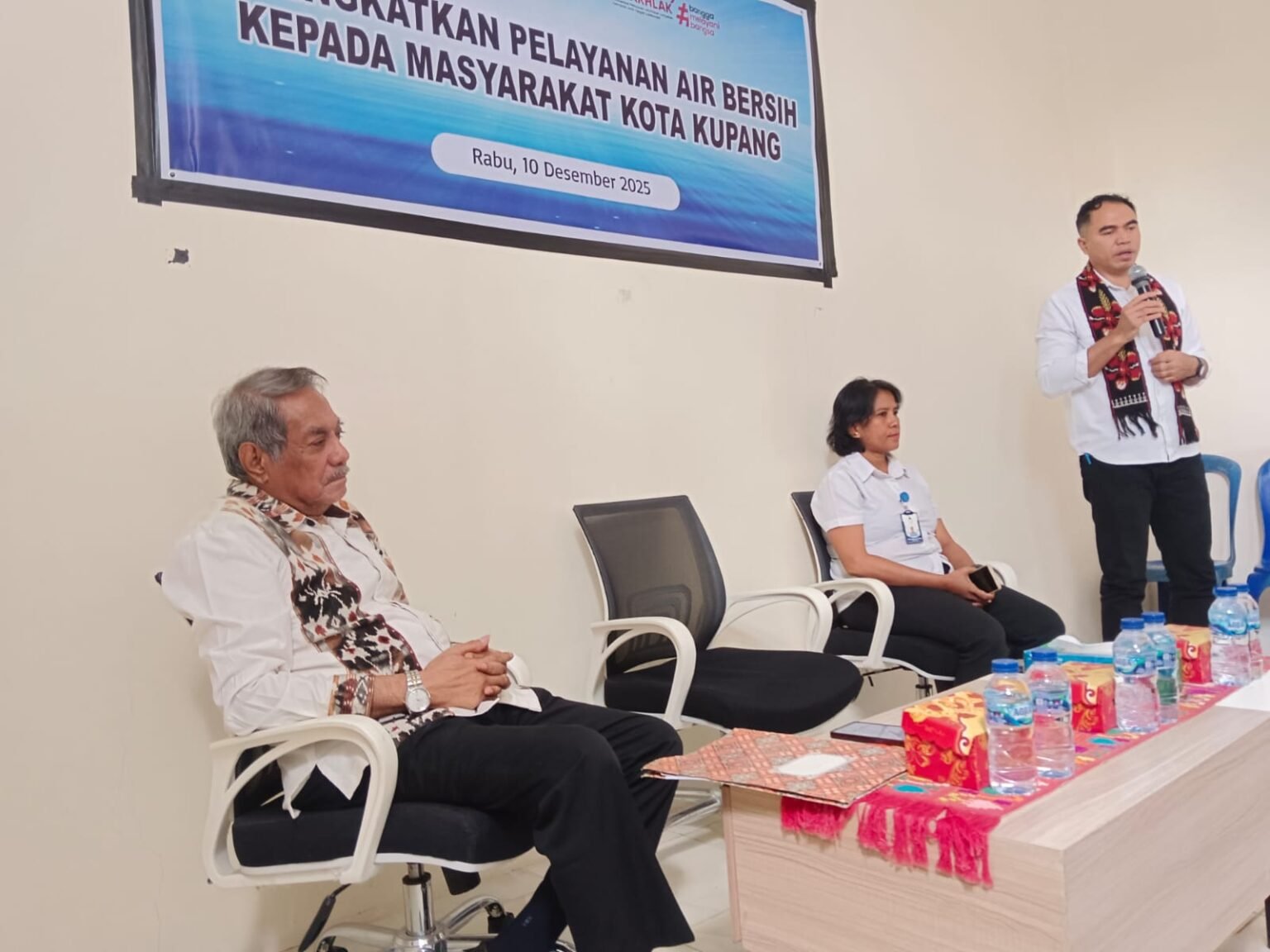 Direktur ATK, Piter Djami Rebo bersama Direktur Perumda Air Kota Kupang, Isodorus Lilijawa bedah masalah air bersih di Kota Kupang