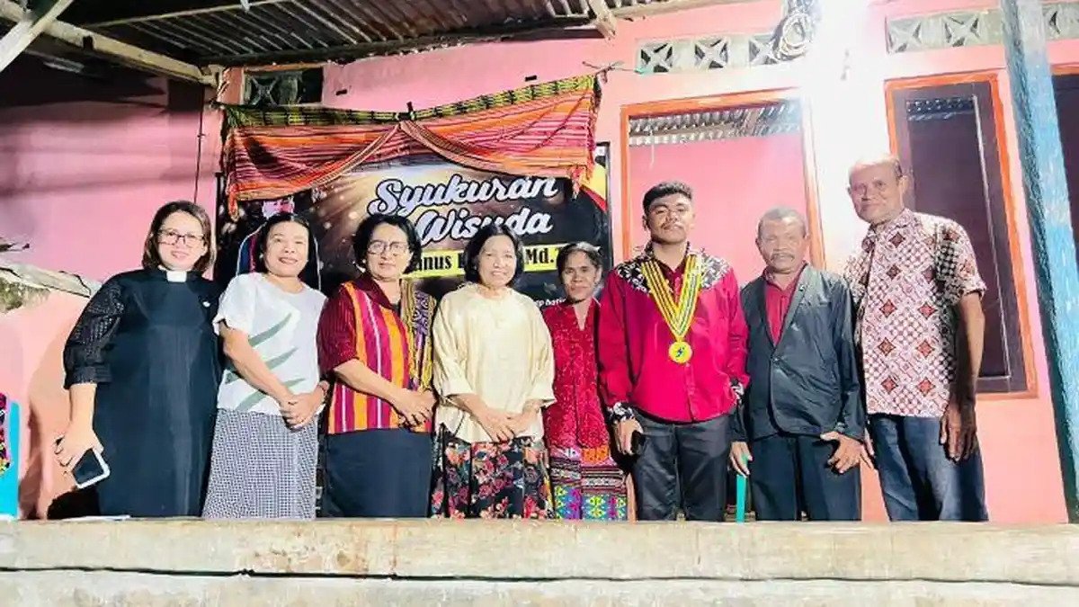 Anak Pemulung dan Koster Berhasil Diwisuda di Akademi Teknik Kupang