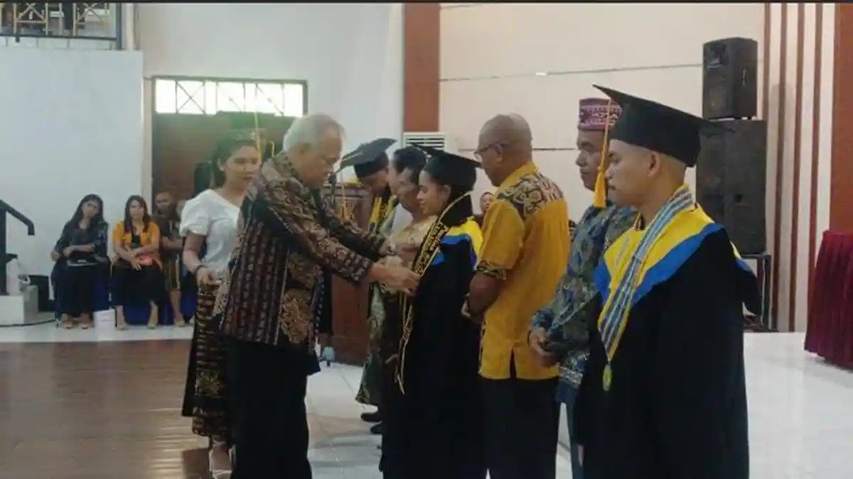 Basuki Hadimuljono Ingatkan Lulusan Akademi Teknik Kupang untuk Terus Belajar